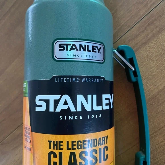 New without tags Stanley Legendary Classic Green Vacuum Bottle - Picture 5 of 5